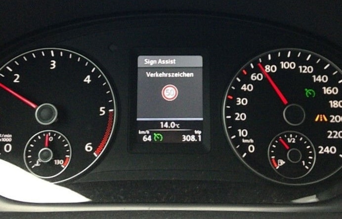 https://www.autoradio-info.de/wp-content/uploads/2021/08/vw-verkehrszeichenerkennung-sign-assist-min.jpg